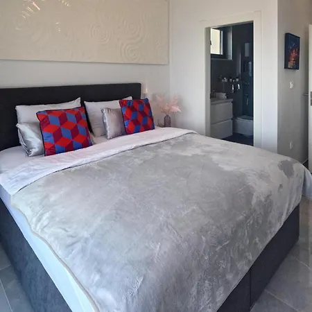 Holiday home 3 Bedroom Lovely In Dugi Rat