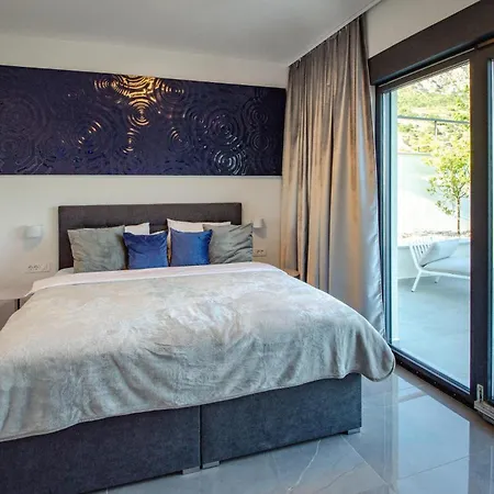 Awesome In With Private Swimming Pool, Be Inside Or Outside *