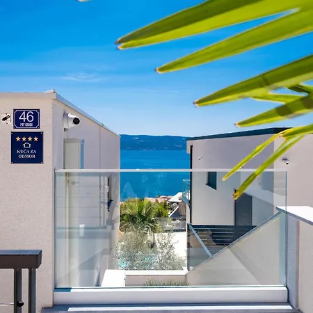 Awesome In With Private Swimming Pool, Be Inside Or Outside *